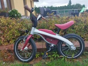 Červené dětské kolo BMW