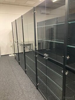 Nábytek z prodejny prosklená vitrína