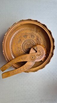 Dřevěný louskáček s miskou