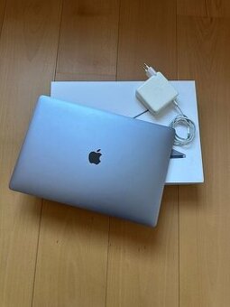 MacBook 15" 2,2 GHz 6jádrový Core i7 6 GB RAM a 256 SSD - 1