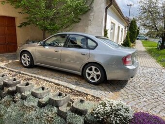 SUBARU LEGACY 2.0R sedan 121 kW