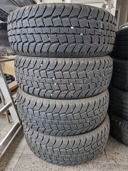 Zimní pneu 245 60 18 téměř nové 9 mm