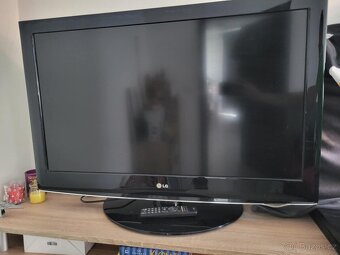 LG LCD televize 37" (model 37LH3000) – plně funkční