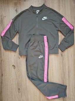 Nová dívčí sportovní souprava Nike Sportswear