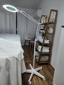 Bílá kosmetická lampa BeautyOne s lupou