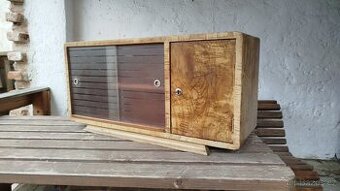 Dřevěná skříňka