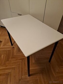Bilý univerzální stůl