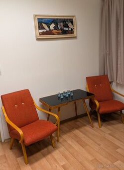 Stolek Jiroutek, dvě křesla a skleničky 1. republika
