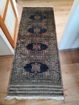 Perský koberec vlněný.