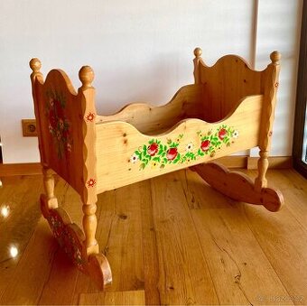 Stará dřevěná malovaná kolébka