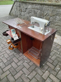 Starý šicí stroj