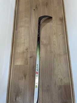 Hokejka Bauer Hyperlite 2 - 65 flex, P28 levá
