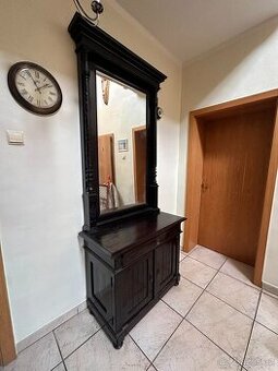 Starožitná předsíňová skříň