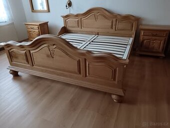 Ložnice, postele, noční stolky. Masiv dub