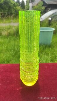 váza s dekorem uranové sklo