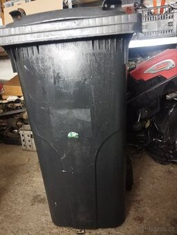 Použitá popelnice na kolečkách.