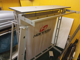 Šedý obchodní stojan - štendr na kolečkách