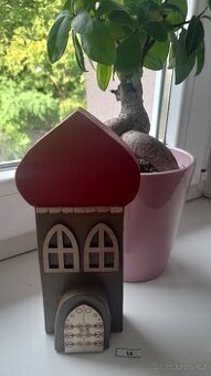 Dřevěný baráček - domeček, kostelík na parapet okna č. 14