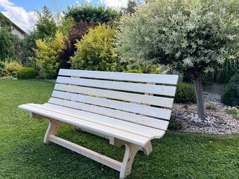 Lavička z masivu