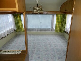 Dvouosý karavan Tabbert se stanem