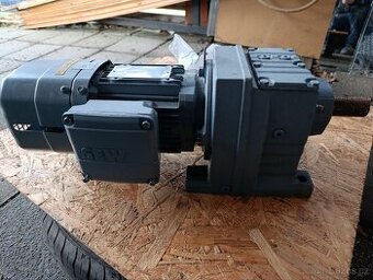 Prodám velmi zachovalý motor s převodovkou,,