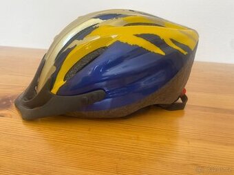 Dětská cyklistická helma s kšiltem
