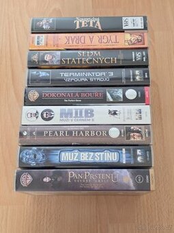 VHS kazety s filmy – Pán prstenů, Terminator 3 a další
