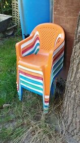 plastová židlička a stoly - 1
