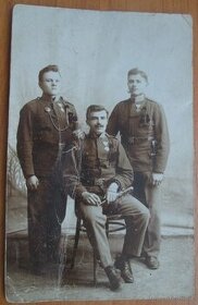 Fotka vojáků jako pohlednice