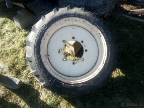 Prodám traktorovou pneu s diskem