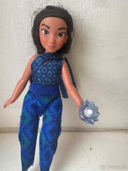 Barbie Raya hraje a sviti