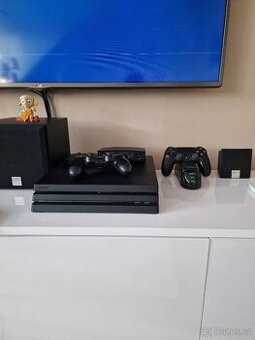 PS4 PRO 1TB, 2 OVLADAČE, HRY A PŘÍSLUŠENSTVÍ