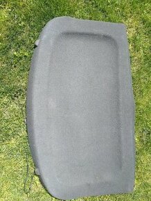 Plato kufru nějakého osobního automobilu