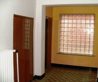 K prodeji obchodní prostor s možnou koupí bytového domu