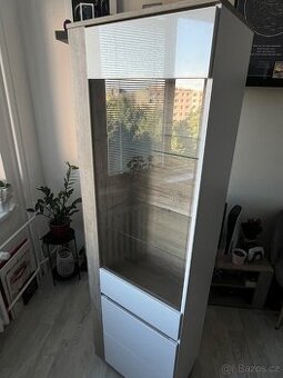 Sklenena vytrina / kniznica