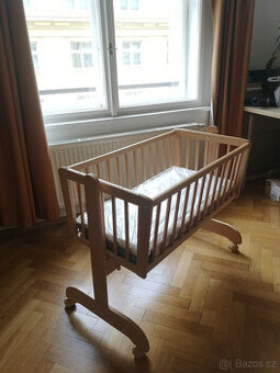 Dětská kolebka z masivního dřeva