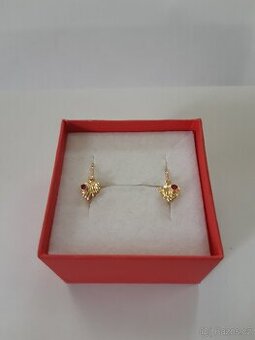 Zlaté náušnice s červeným kamínkem