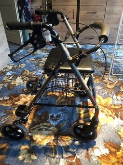 Rolátor / invalidní chodítko