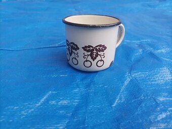 Smaltovaný hrnek s třešněmi, průměr 8 cm