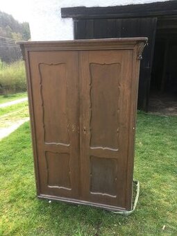 Starožitná skříň