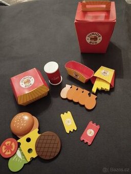 Dřevěný happy meal hamburger, hranolky, ryby