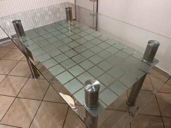 Jídelní stůl skleněný