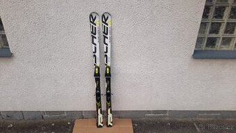 Kvalitní carvingové lyže Fischer 165 cm