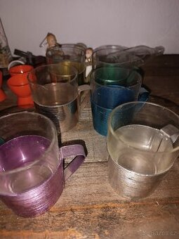 skleničky + barevné kovové stojánky s uchem