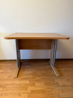 Kancelářský stůl