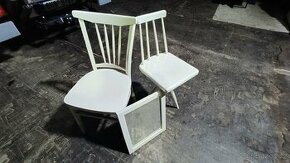 Staré židle a zrcadlo