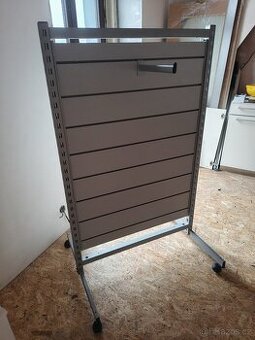 solitérní stojan Slat