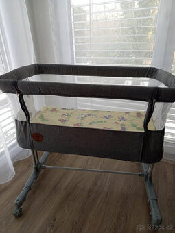 Cestovní postýlka na kolečkách