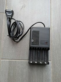 Nabíječka 4x AA baterií