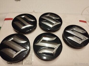 Krytka středu kola se znakem Suzuki Černá